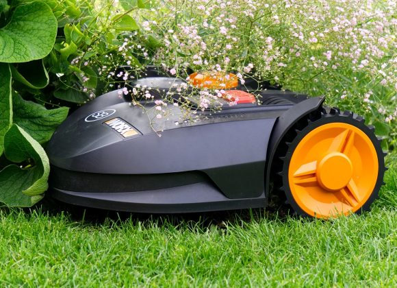 robotic-lawnmower-g2a381575c_1280