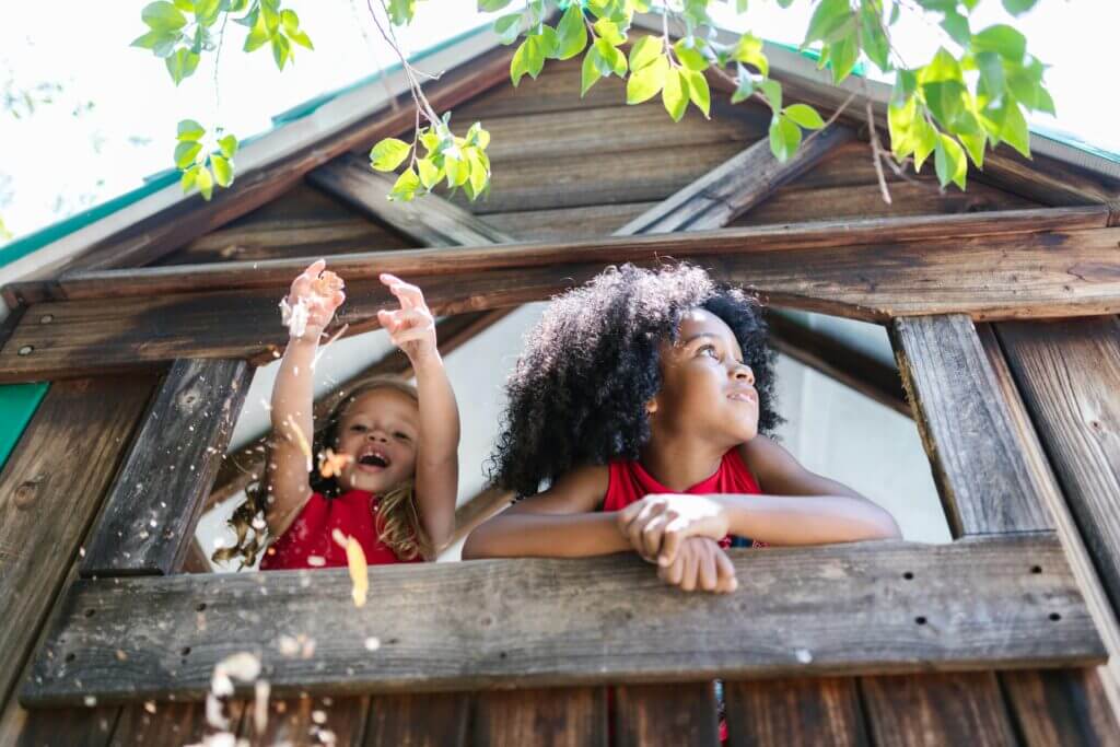 Kinder spielen im Baumhaus