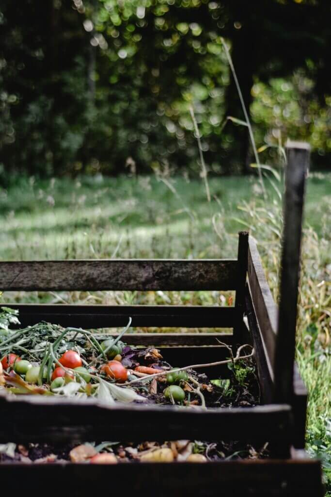 Tas de compost recouvert de déchets de légumes et de déchets verts