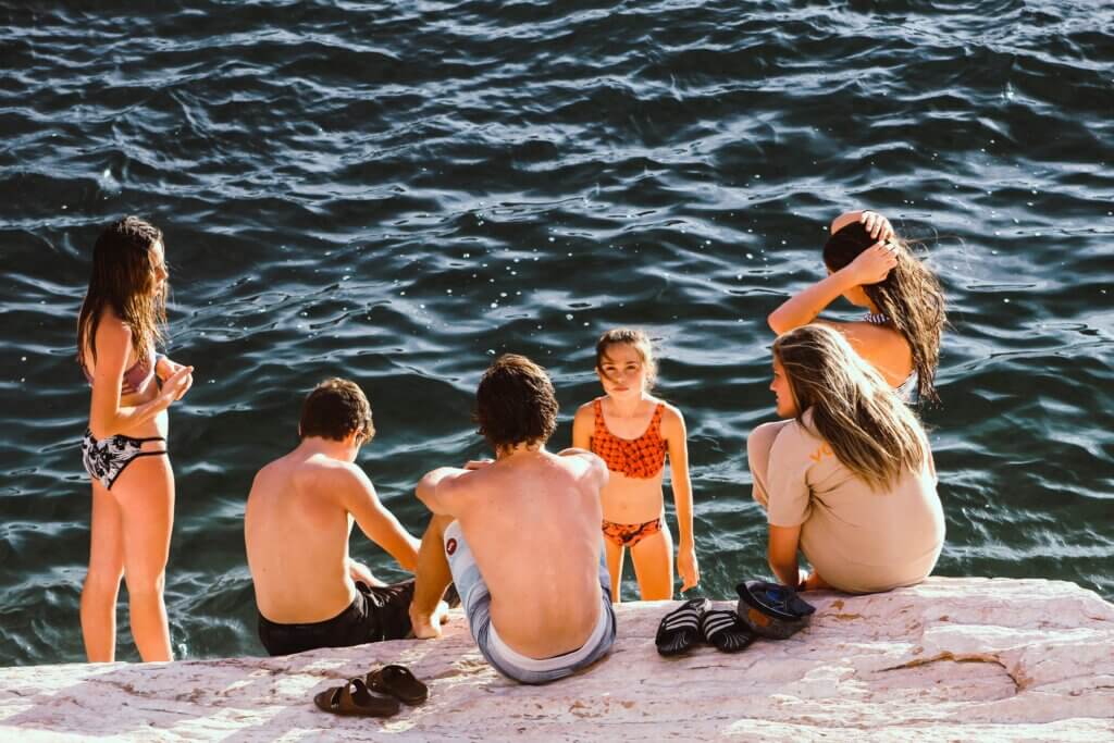 Vacances d'été avec les enfants, natation, piscine en plein air, été  