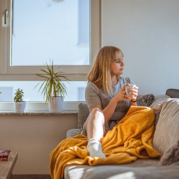 Frau mit Decke_Foto von Julian Bock auf Unsplash