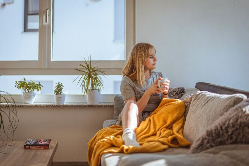 Frau mit Decke_Foto von Julian Bock auf Unsplash