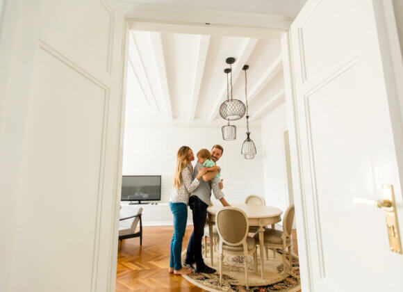 Счастливая семья в комнате