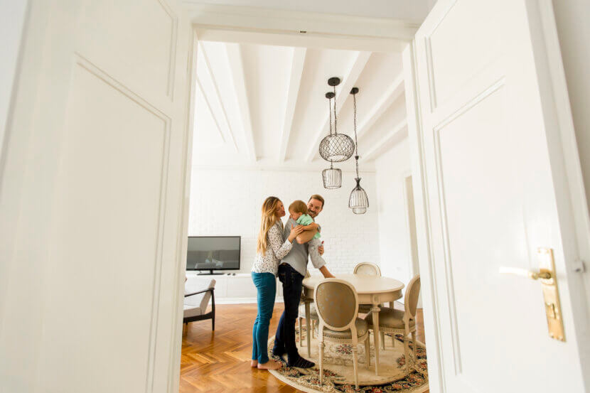 Счастливая семья в комнате