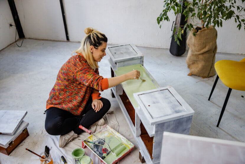 10 идей DIY от IKEA для большего стиля, места для хранения и индивидуальности Счастливая женщина красит старую мебель