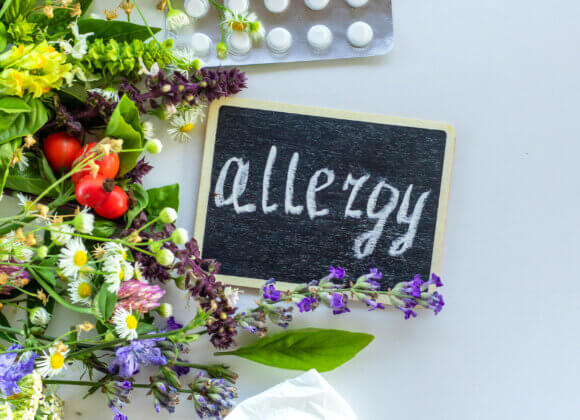 Quand le printemps irrite : les allergies en ligne de mire Various herbs and flowers and allergies. Focalisation sélective.