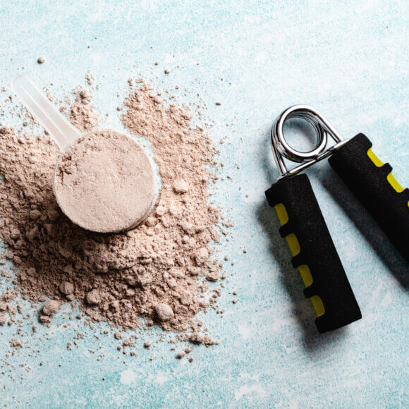 Scoops remplis de poudres protéinées pour la nutrition de remise en forme au début de l'entraînement