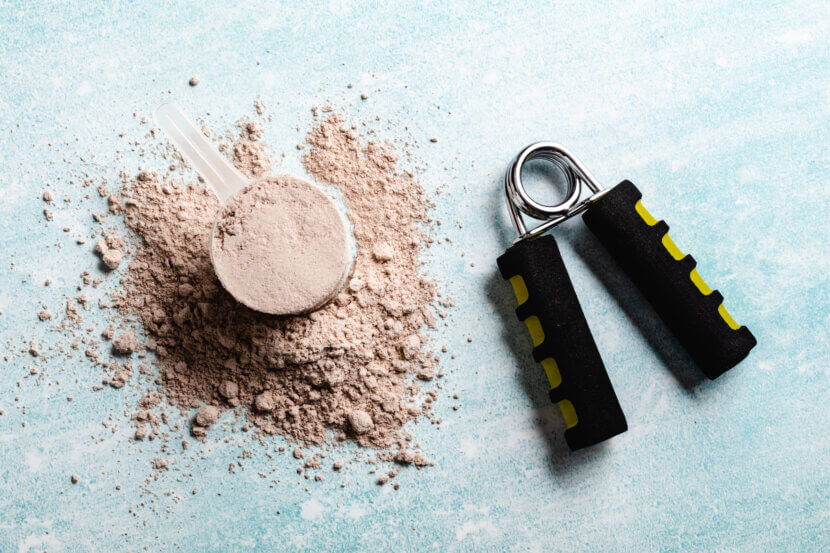 Scoops remplis de poudres protéinées pour la nutrition de remise en forme au début de l'entraînement