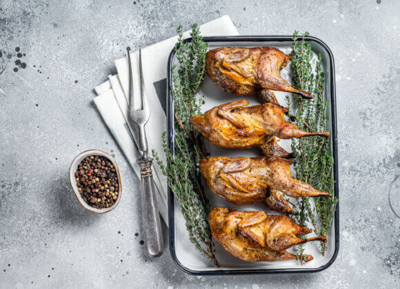 Geflügel grillen: Diese 5 Spezialitäten überraschen jeden Gast Homemade sticky Roast quails with spices and herbs in a baking d