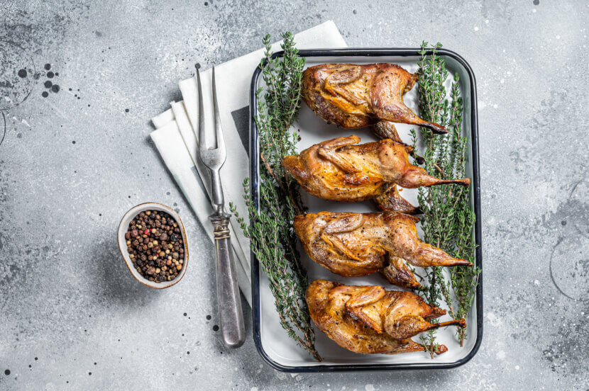 Geflügel grillen: Diese 5 Spezialitäten überraschen jeden Gast Homemade sticky Roast quails with spices and herbs in a baking d