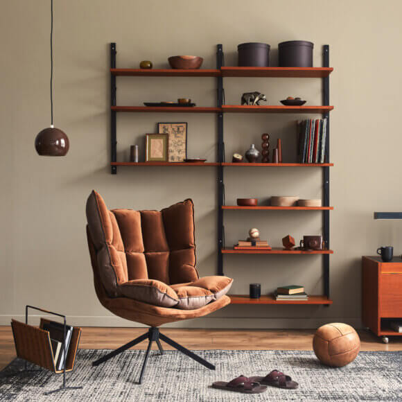 Intérieur élégant du salon avec un fauteuil design marron et du bois
