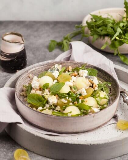 Kühlende Lebensmittel, was essen bei Hitze, sommerlicher Salat