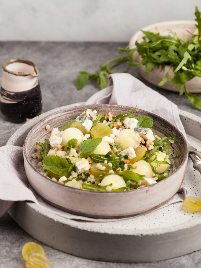Kühlende Lebensmittel, was essen bei Hitze, sommerlicher Salat