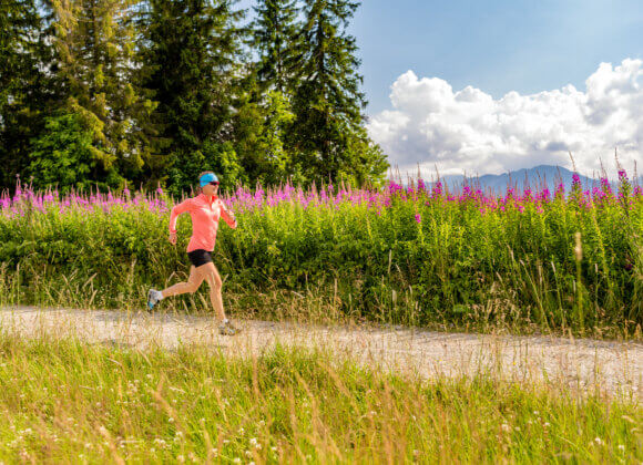 Sport bei Hitze: So trainieren Sie an heißen Tagen richtig Woman athlete trail running in mountains, sport and fitness