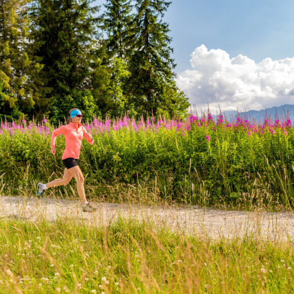 Une athlète pratiquant la course de trail en montagne, sport et remise en forme