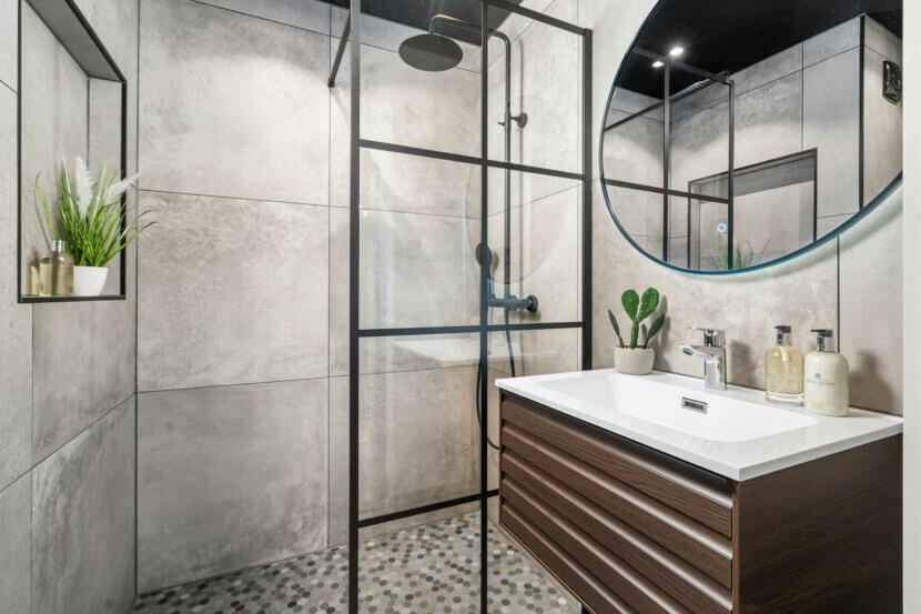 Aménager une salle de bains « Mid Century » : comment réussir le look rétro Image 2_andrea-davis-5FUVoostMmo-unsplash