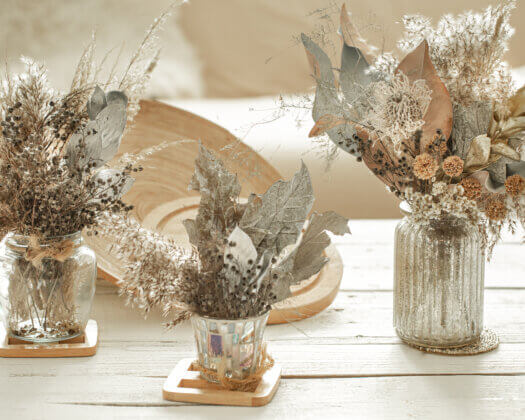 Composition with many dried flowers in vases .