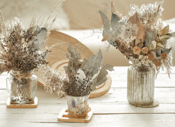 Trockenblumen: So wird aus getrockneten Blüten moderne Deko Composition with many dried flowers in vases .
