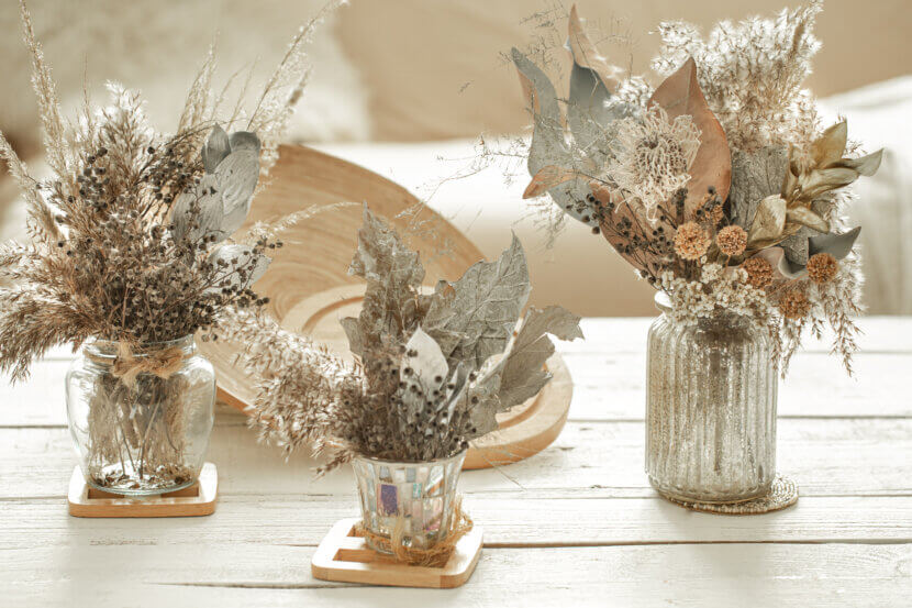 Trockenblumen: So wird aus getrockneten Blüten moderne Deko Composition with many dried flowers in vases .