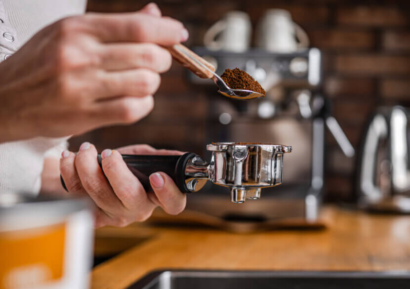 Coffee Bar für Zuhause: So wird die Kaffeeecke zum Lieblingsplatz Woman Is Pouring Coffee Into Espresso Machine Portafilter