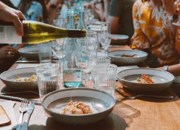 Die neue Lust aufs Einladen: Warum wir wieder gerne Dinner-Partys schmeißen elle_kh-wine-6174460_1920